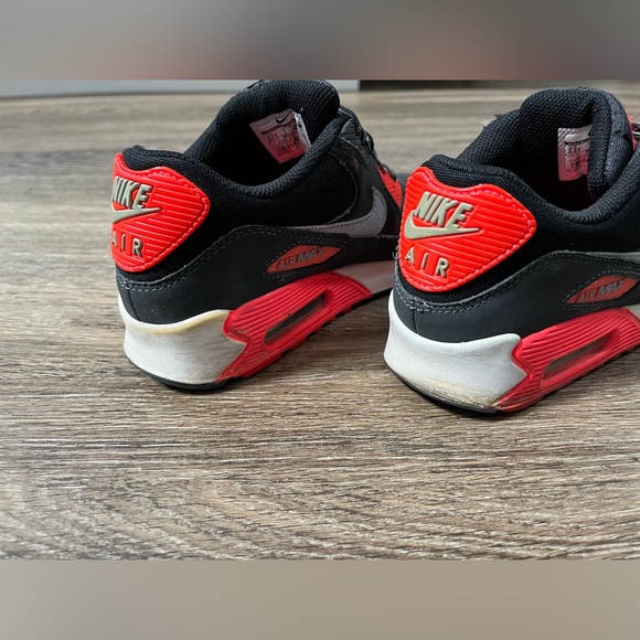 Boys size 5.5 air Max black and bright red - Picture 5 of 5